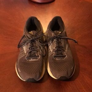 Brooks Adrenaline 21 Men’s Size 10 Athletic Shoes Good Condition.